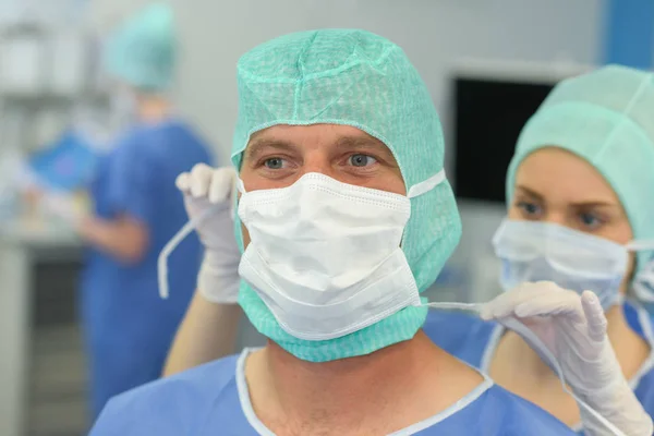 Cerrah ameliyat hazırlanıyor — Stok fotoğraf