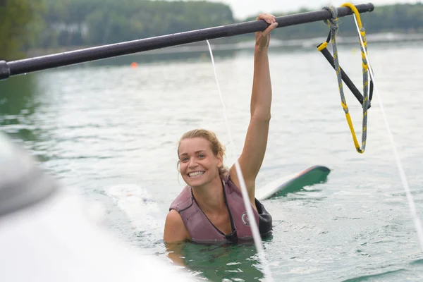 Menina feliz esqui aquático — Fotografia de Stock