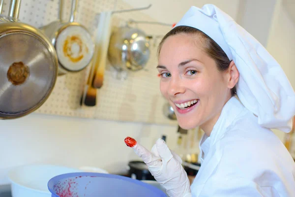 Lachender Koch mit Essen am Finger — Stockfoto