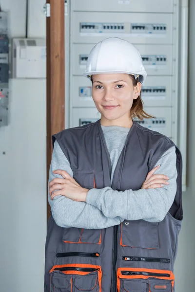 Portret van jonge vrouwelijke elektricien — Stockfoto