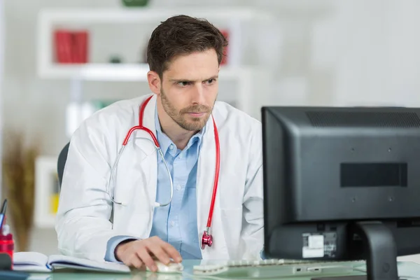 Retrato médico masculino e limpo — Fotografia de Stock