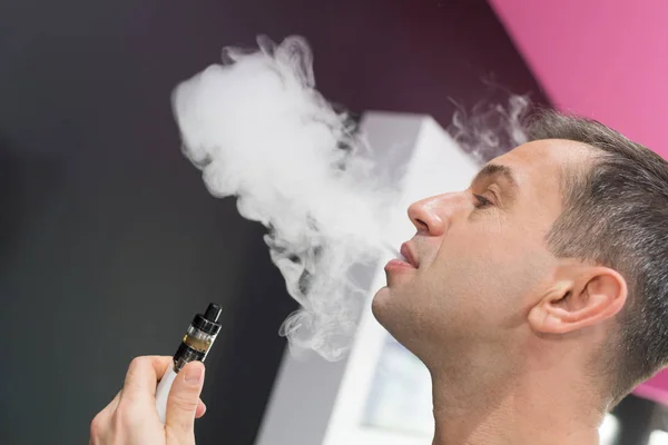 Cigarettázó férfi és elektromos cigaretta a dohányzás — Stock Fotó