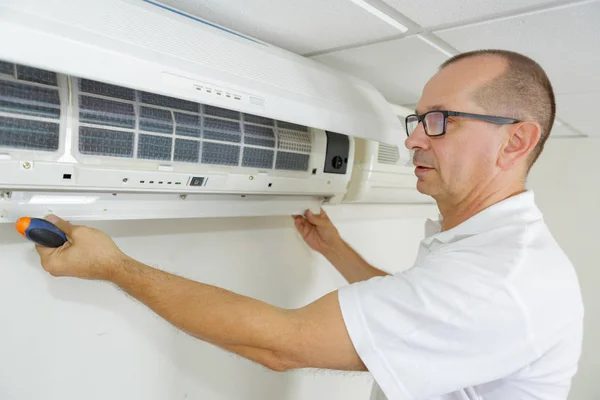 Spaanse air conditioning technicus — Stockfoto