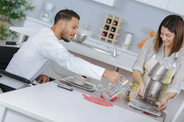 Paar in liefde in de keuken — Stockfoto