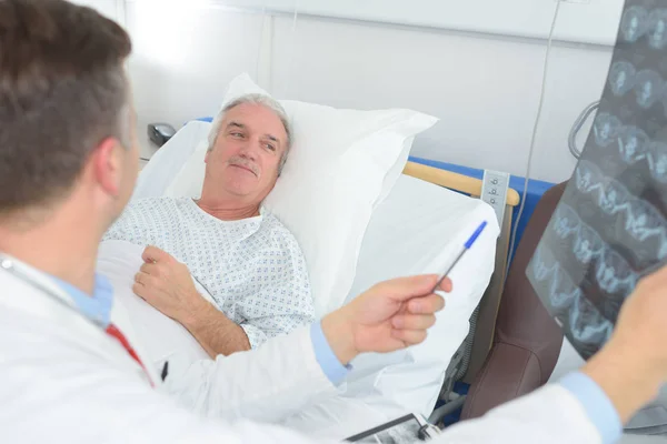 Médico examinando pacientes rayos X en la habitación del hospital — Foto de Stock