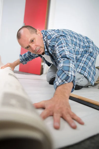 Carpet fitter at work — Stock Photo, Image