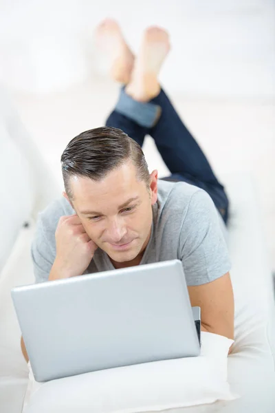 Uomo chatta sulla sua ragazza sul computer portatile — Foto Stock