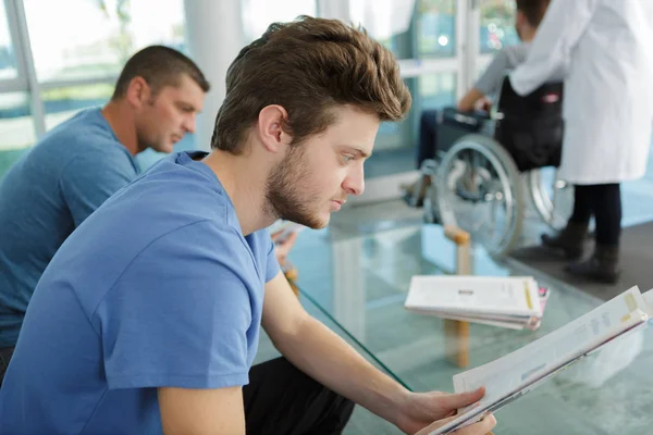 Krankenhausempfang und männlich — Stockfoto