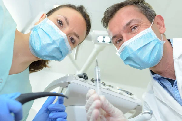 Femminile e dentista presso una clinica dentistica — Foto Stock