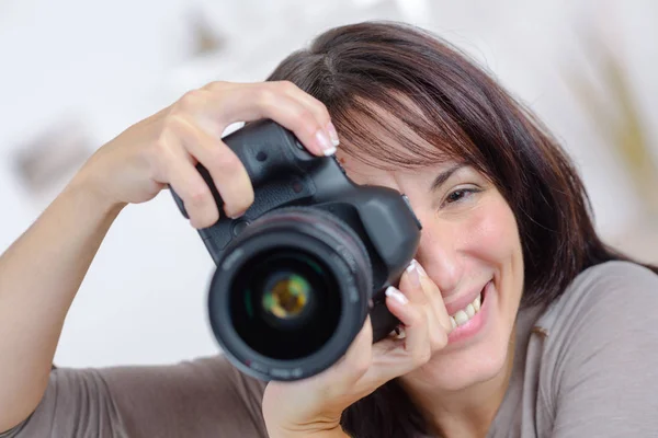 Retrato de la mujer tomando fotografías —  Fotos de Stock