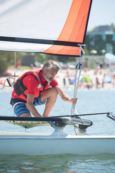 Entrenamiento profesional de hombre de agua en el lago con catamarán —  Fotos de Stock