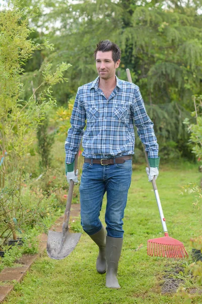 Retrato de un hombre guapo jardinero en un hermoso día — Foto de Stock