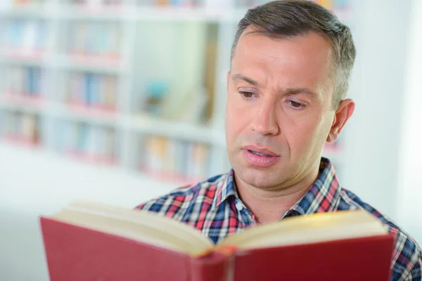 Man die een boek leest — Stockfoto