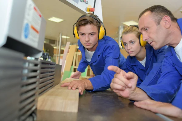 Lavorazione del legno e dell'uomo — Foto Stock