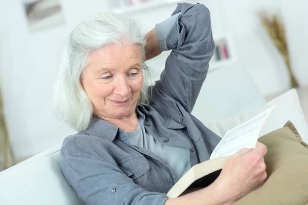 Oude dame lezen op de Bank — Stockfoto