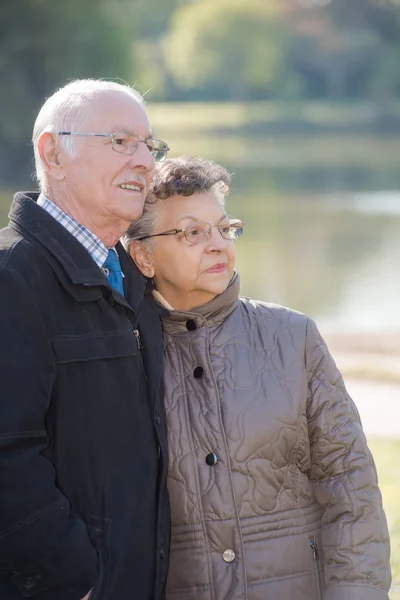 Äldre par vid sjön — Stockfoto