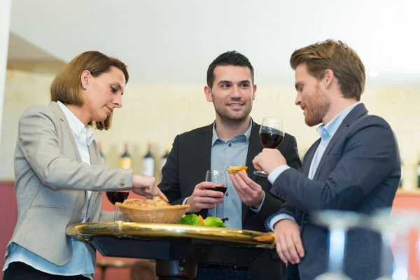 Geschäftsleute feiern gemeinsam Mittagessen Unternehmenskonzept — Stockfoto