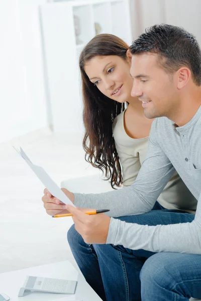 Mann zufrieden mit dem Brief — Stockfoto