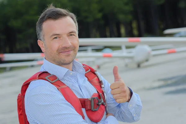 Man op vliegveld geven duimen omhoog — Stockfoto