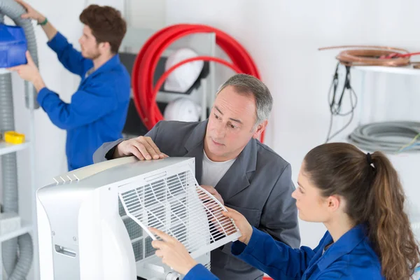 Técnicos que reparan un compresor de aire acondicionado industrial — Foto de Stock