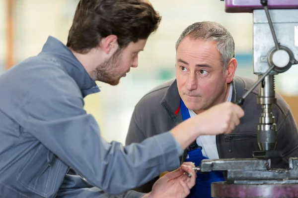 Industria della lavorazione dei metalli e apprendista — Foto Stock