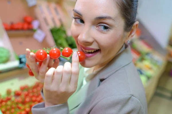 Provocando para comer os tomates — Fotografia de Stock