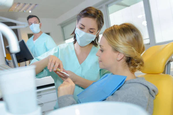 Dentista teniendo una conversación con el paciente —  Fotos de Stock