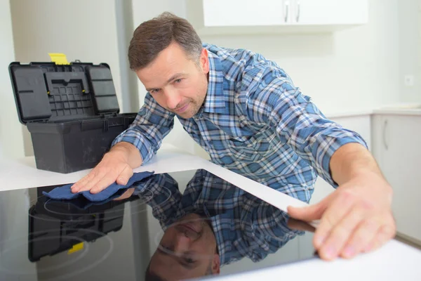 Man montage nieuwe elektrische kookplaat — Stockfoto