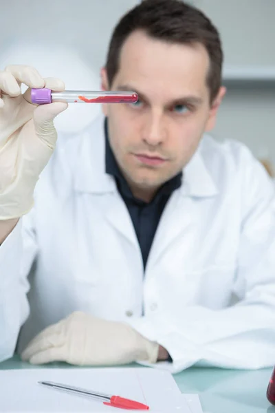 Doctor científico con ejemplo de sangre — Foto de Stock