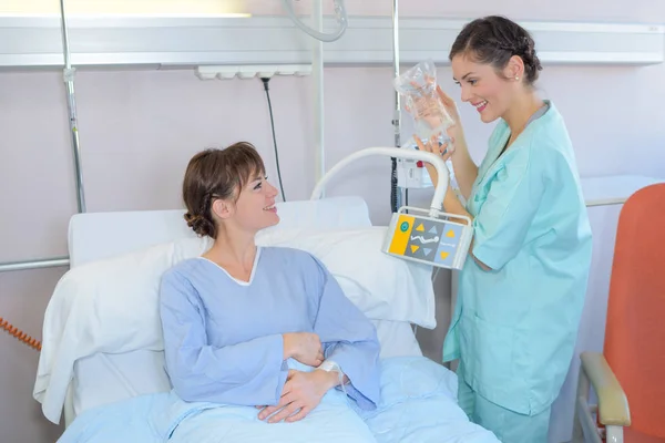 Infirmière changeant le sac goutte à goutte du patient — Photo