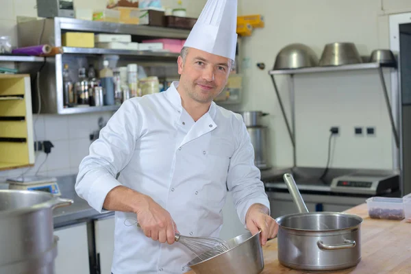 Porträtt av kocken använder visp — Stockfoto