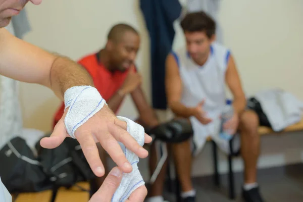 Boxer fasciatura supporto avvolgimento intorno alla mano — Foto Stock