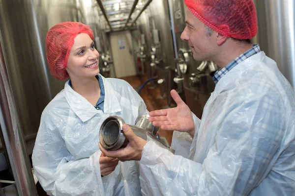 Lavoratori che trattengono il tubo dalla vasca — Foto Stock