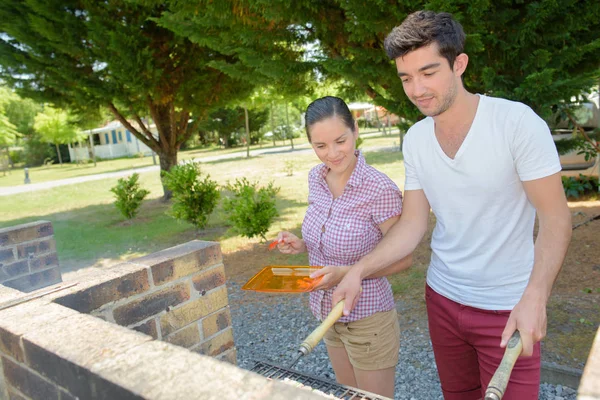 Paar beim Grillen und Paar — Stockfoto