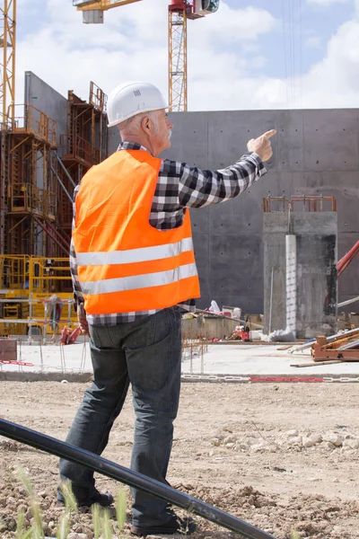 Obrero enior en la obra al aire libre — Foto de Stock