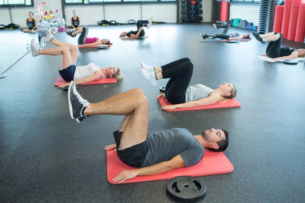 Groupe de conditionnement physique faisant de l'exercice sur la salle de gym — Photo