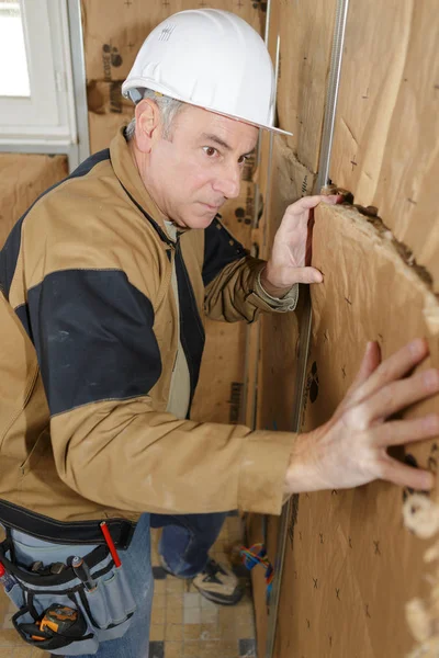 Werknemer isoleert de muren — Stockfoto