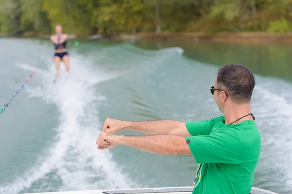 Instructor mostrando la posición de la mujer para el esquí acuático — Foto de Stock