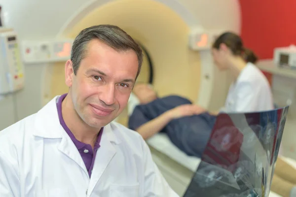 Retrato del médico por máquina de escaneo —  Fotos de Stock