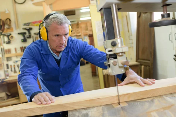 Snijden van een hout en werk — Stockfoto