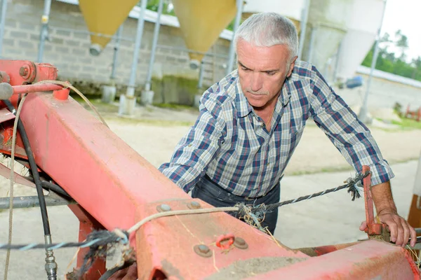 Agricultor trabajando en maquinaria — Foto de Stock