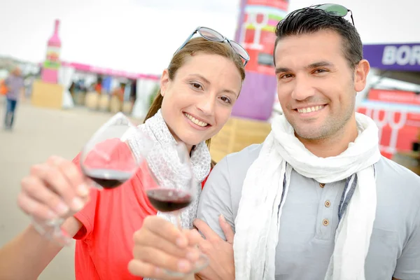 Casal brinde com vinho tinto em evento de vinho — Fotografia de Stock