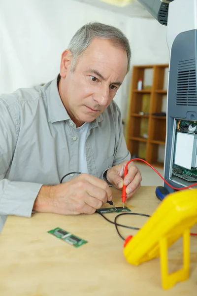 Electrician using digital multimeter to check electric systems — Stock Photo, Image