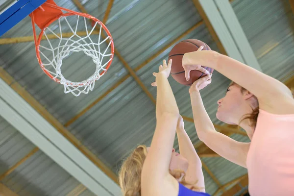 Kadınlar plaing Basketbol çember için amaçlayan, — Stok fotoğraf