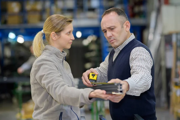 Bouwer werknemers controleren van metalen staven bars — Stockfoto