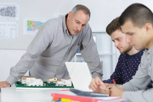 Die Architekturstudenten und Studenten — Stockfoto