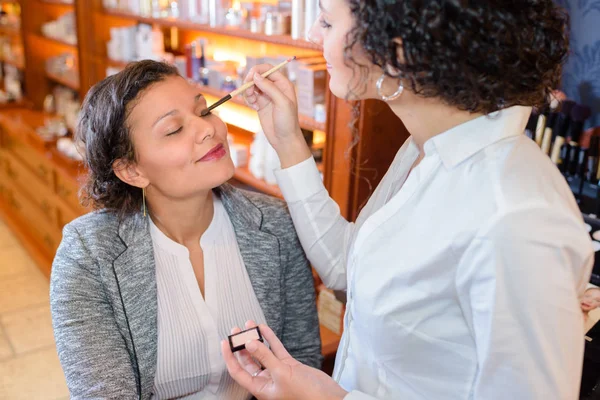 Probar el maquillaje y el trabajo — Foto de Stock