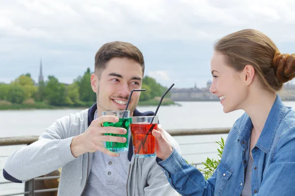 Tostadas de pareja en el restaurante al aire libre — Foto de Stock