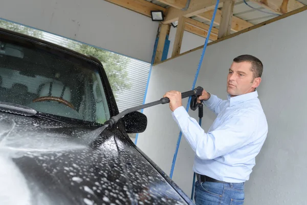 Lavado de coches limpieza con espuma y agua a presión — Foto de Stock