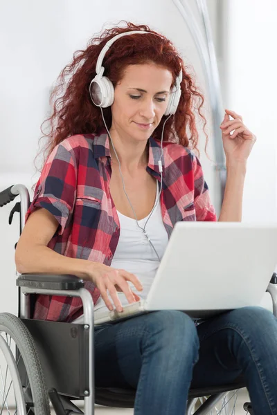 Disabled happy woman enjoying music — Stock Photo, Image